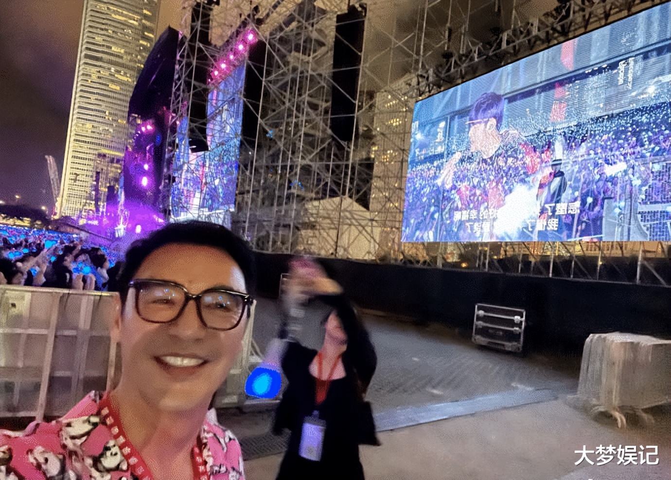 周杰伦演唱会港星送英文花篮,周杰伦香港演唱会最大嘉宾助阵