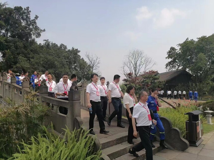 五粮春陕甘宁蒙西营销大区经销商赴五粮液开展*党**建主题活动