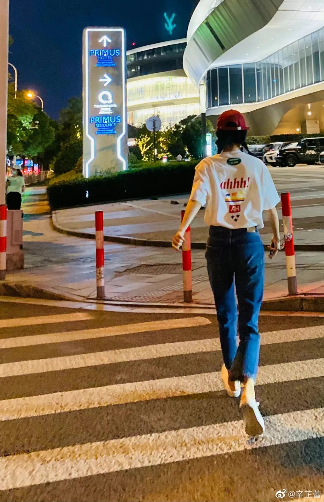 今年流行怎么穿t恤,今年最流行的减龄t恤