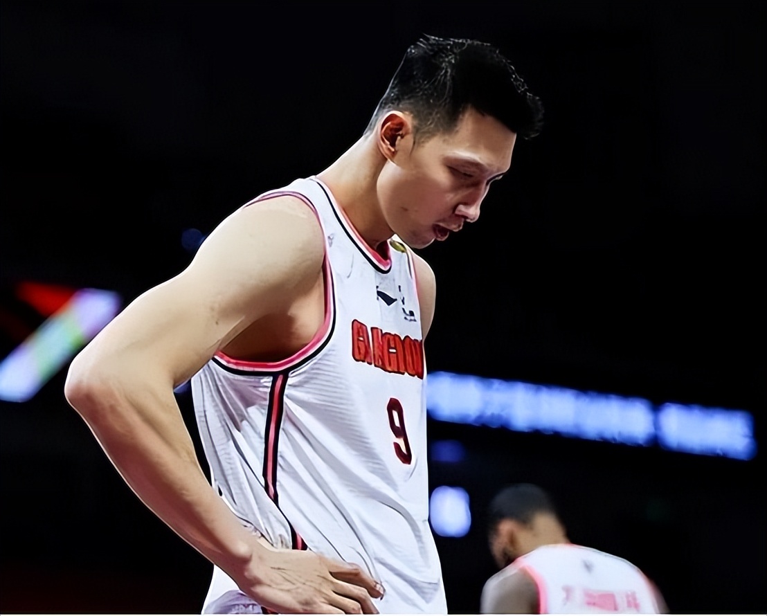 易建联与娇妻荆灵图片,易建联结婚生子了吗