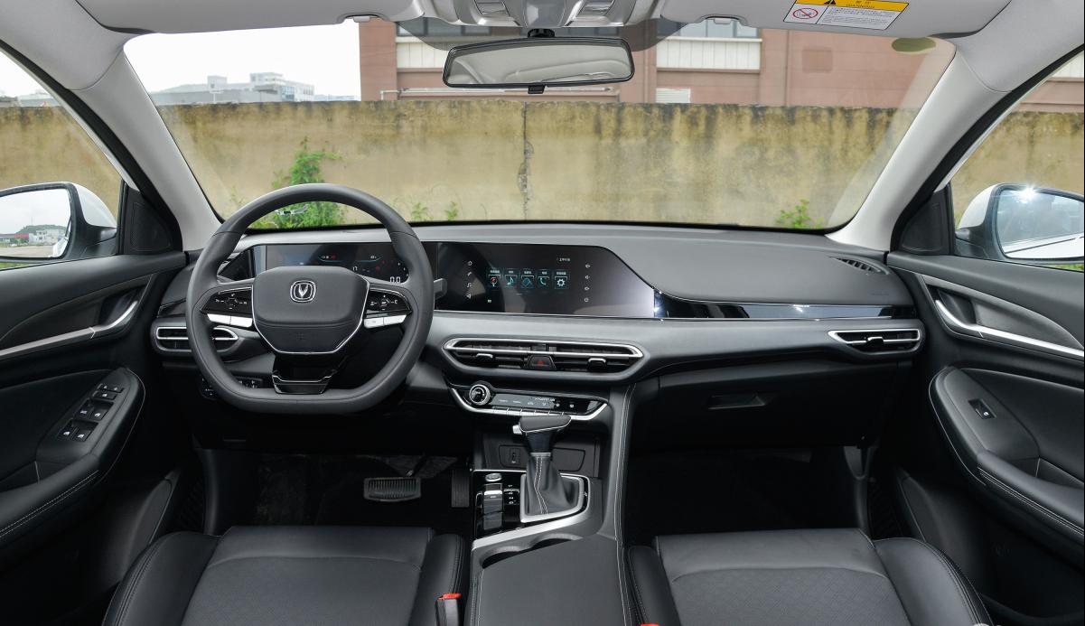 逸动plus和第三代逸动对比,为什么买逸动尊贵版比旗舰版人多