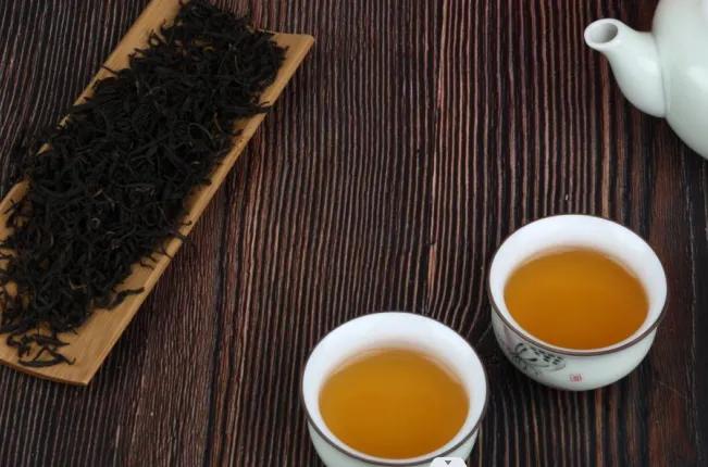 红茶和绿茶有什么区别如何区分,喝茶绿茶和红茶有什么区别