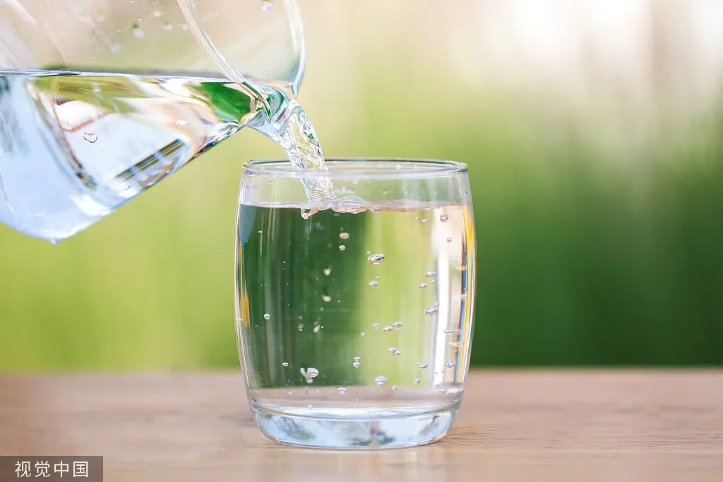 女子发烧贴面膜冒烟,女子发烧敷面膜冒白雾