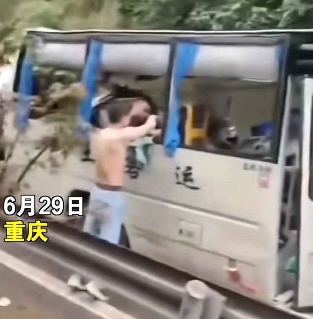 重庆客车遭落石砸中致6死,重庆大巴被落石砸中司机受伤没