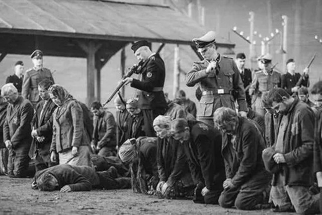 纳粹处决犹太人，两天枪毙三万多人，行刑前还拍照留念