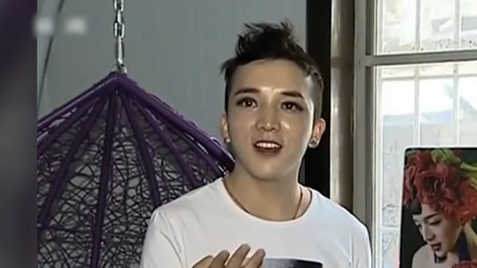 四川一男子扮女装,四川小伙沉迷女装