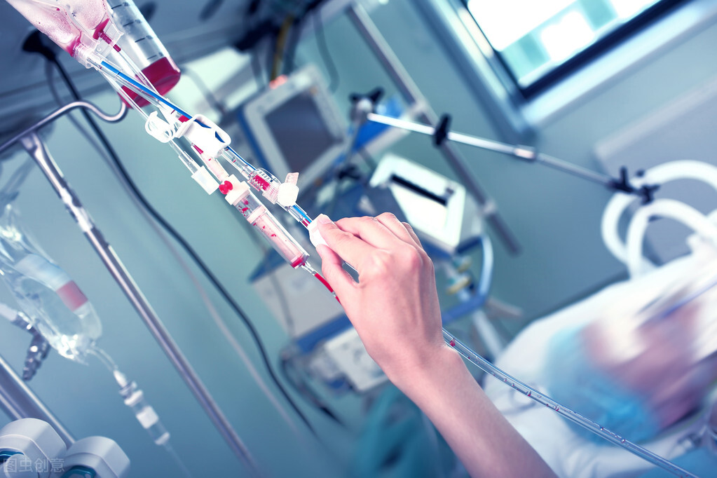 被精神病患者打成了二级伤残，应当找谁去索赔？