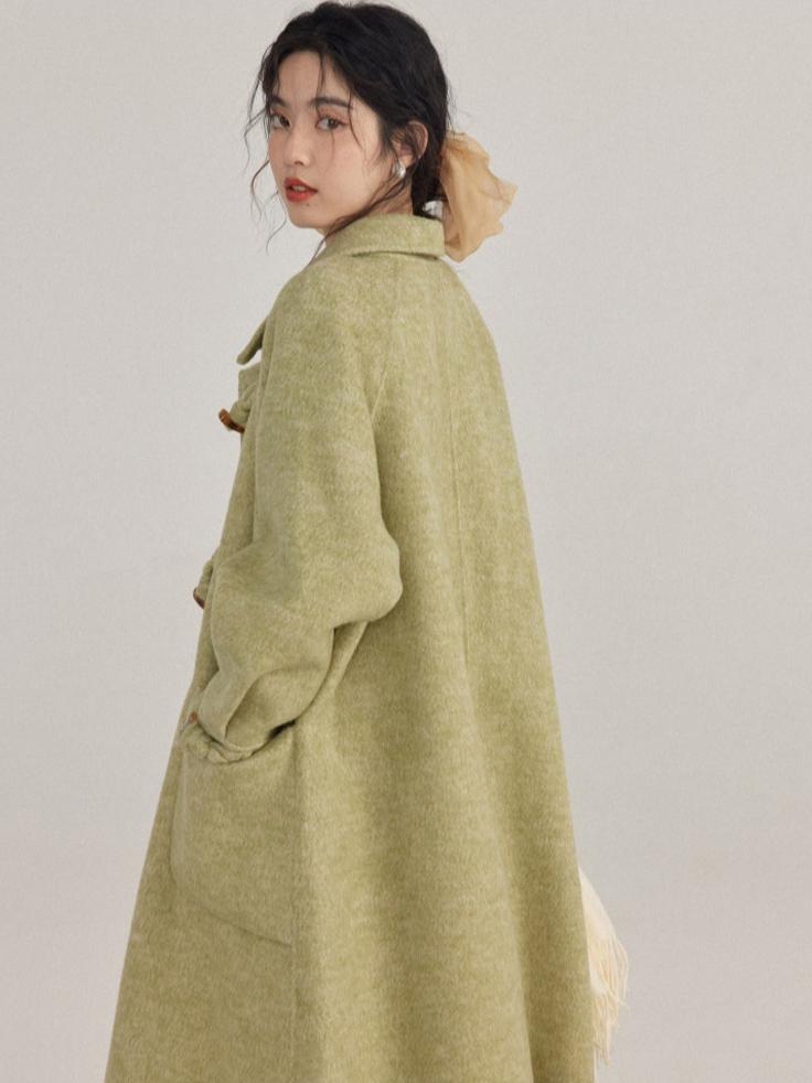 牛角扣大衣穿搭高级感小个子,牛角扣大衣如何穿出年轻高级感