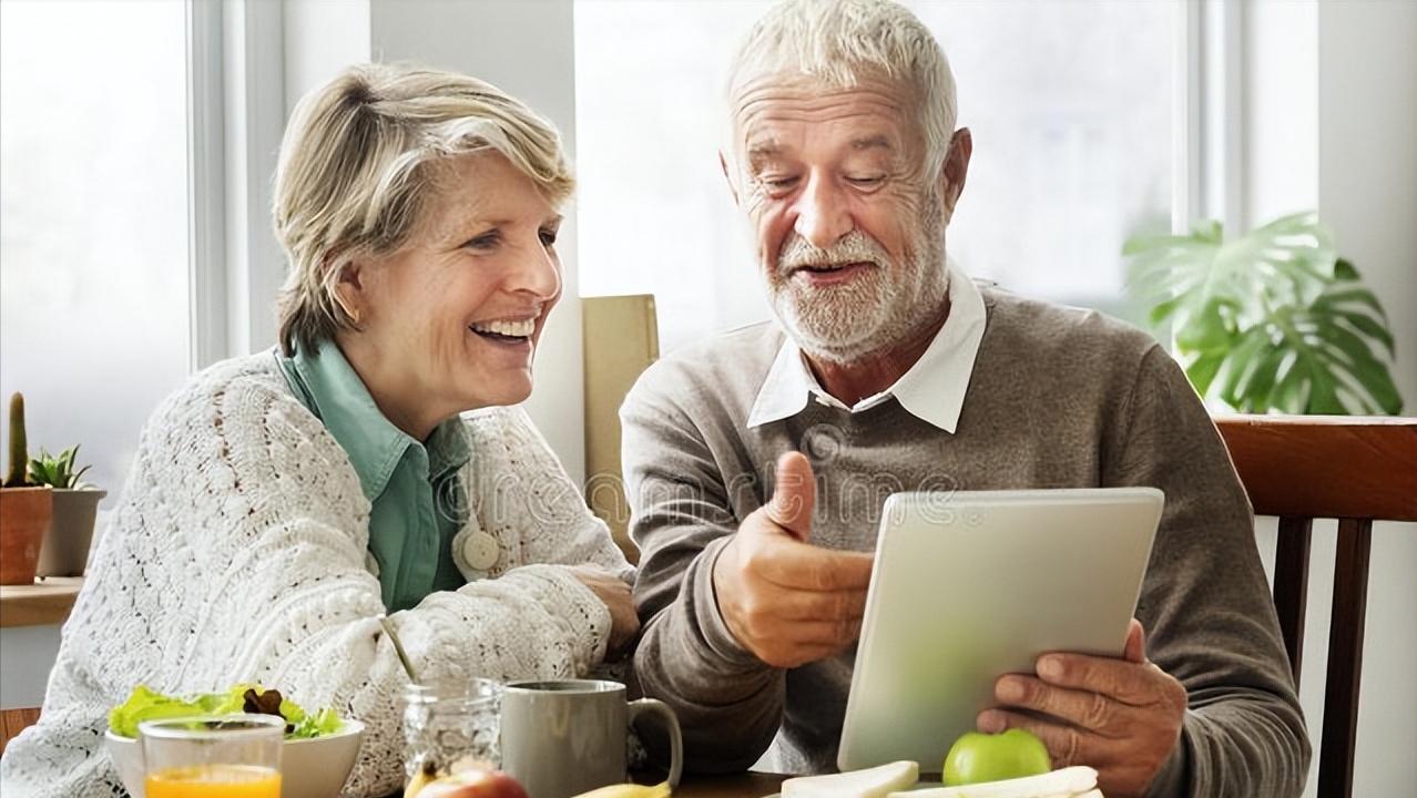 58岁阿姨：晚年花一万给自己买了一件旗袍，却被儿媳嘲笑，有错？