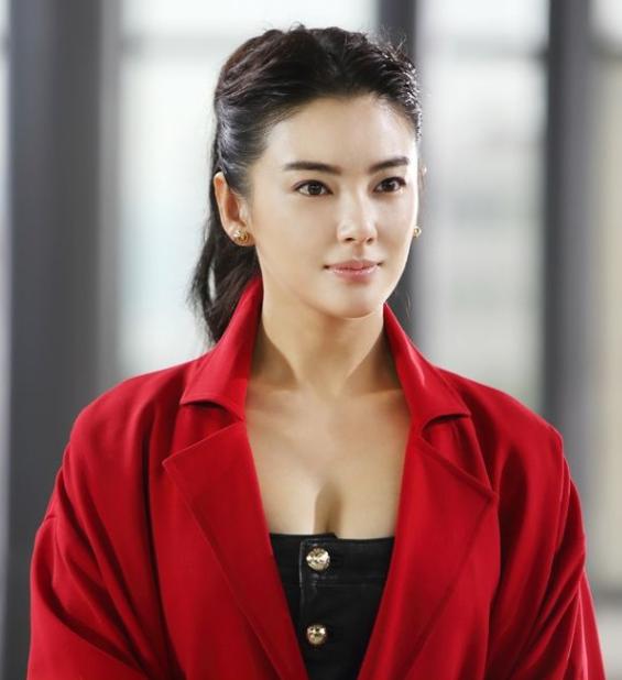 从小黑妞到“白灯泡”，吃美白药、猪蹄敷脸、全身涂粉…女星真难