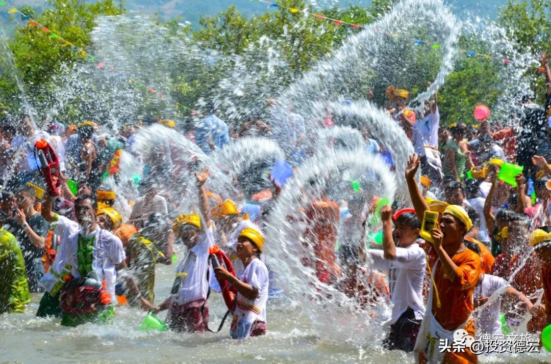 不一样的德宏泼水节现场实拍,德宏广播电台久违的泼水节
