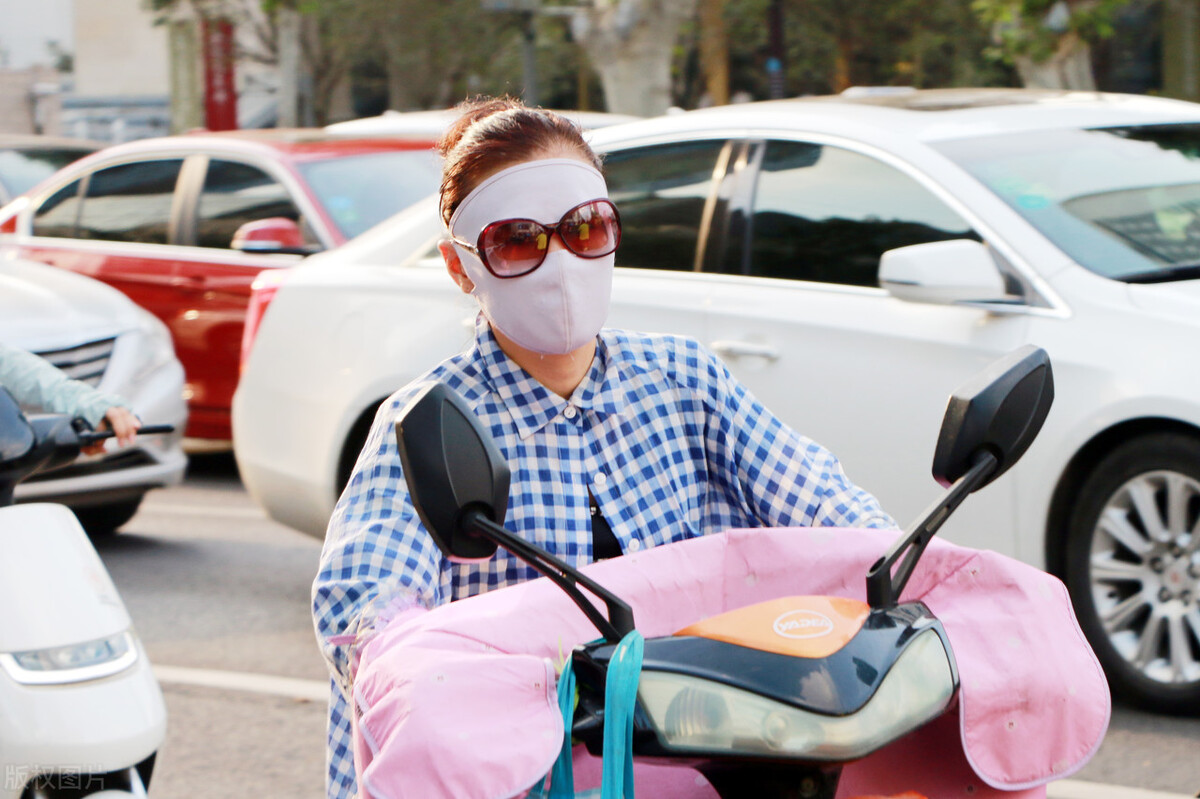 大妈街头开“三轮敞篷车”，造型酷似西瓜虫，网友：车篷自动开合