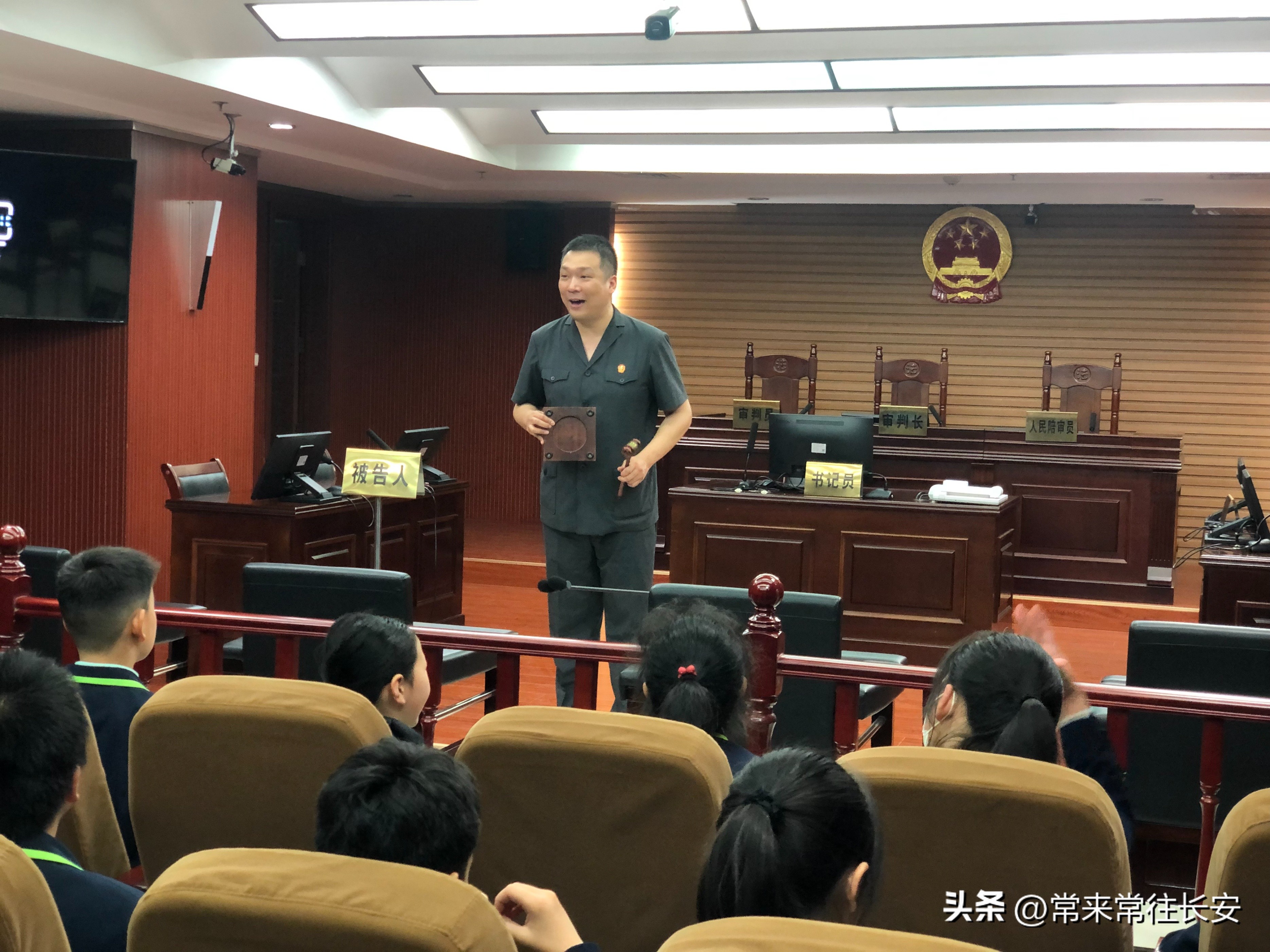 碑林区何家村小学开展“六一”与“法”“童”行活动西安之声