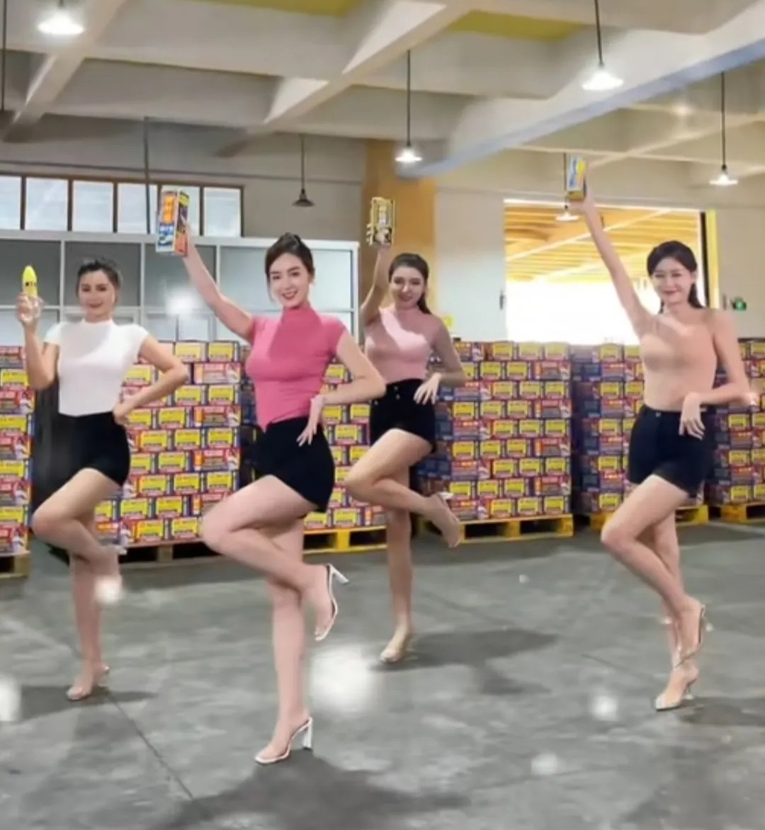 椰树直播间里的大胸妹，并不是为了卖货的