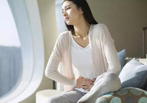 来例假量大血块多的原因有哪些呢,月经排出像猪肝样的血块是好事吗