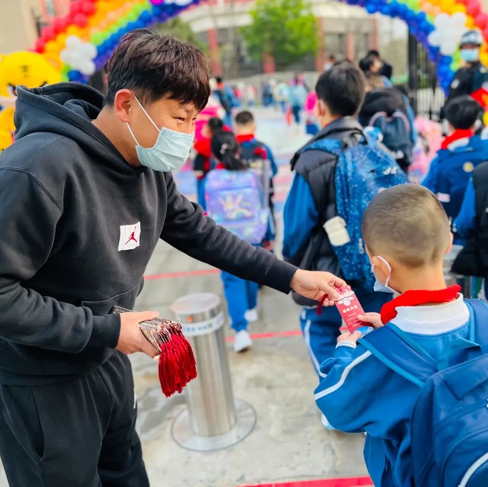 开学季校园展示打卡,开学啦冰墩墩小学生积极向上图片