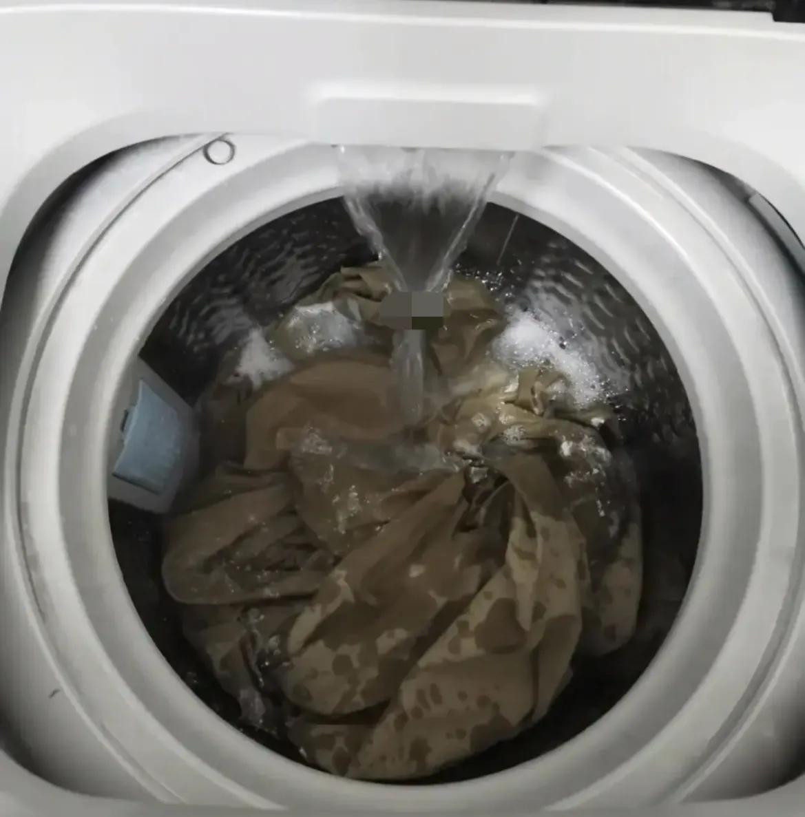 衣服一定要这样清洗,别不当回事,不然衣服“越洗越旧”