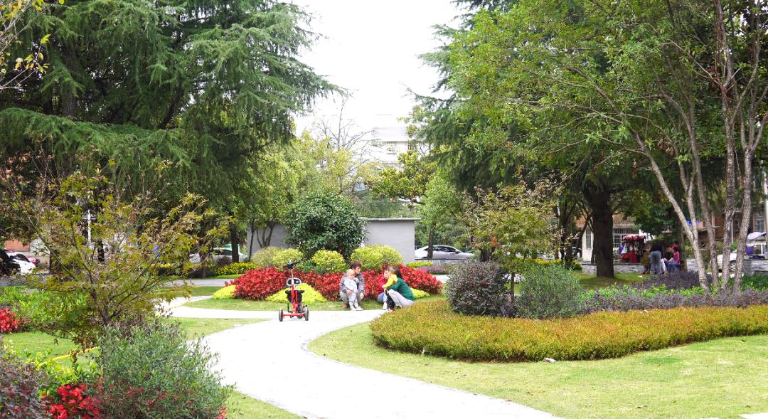 贵阳花溪背街改造效果图,小巷改造小花园