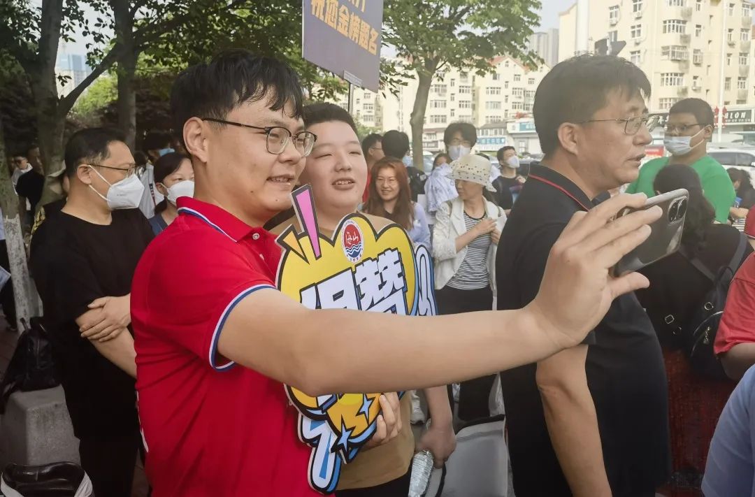 刚刚，青岛5万多勇士霸气走进战场！少年，此去何求？夺盛名、拔头筹、争魁首、独占鳌头！