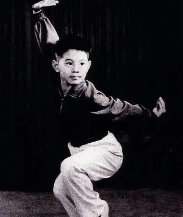 原来吴京真没吹牛！李连杰出脚就是杀人技，计春华：我抗不住一脚