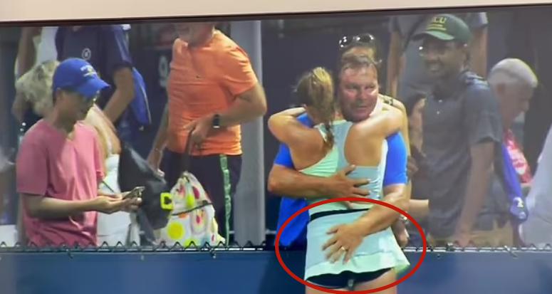 捷克16岁女选手赛场边被父亲和教练若无其事拍屁股，网友震惊了