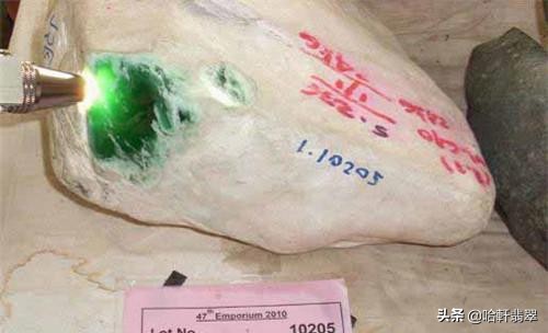 赌石暴涨的帝王绿料子,大涨的黑皮壳翡翠大原石