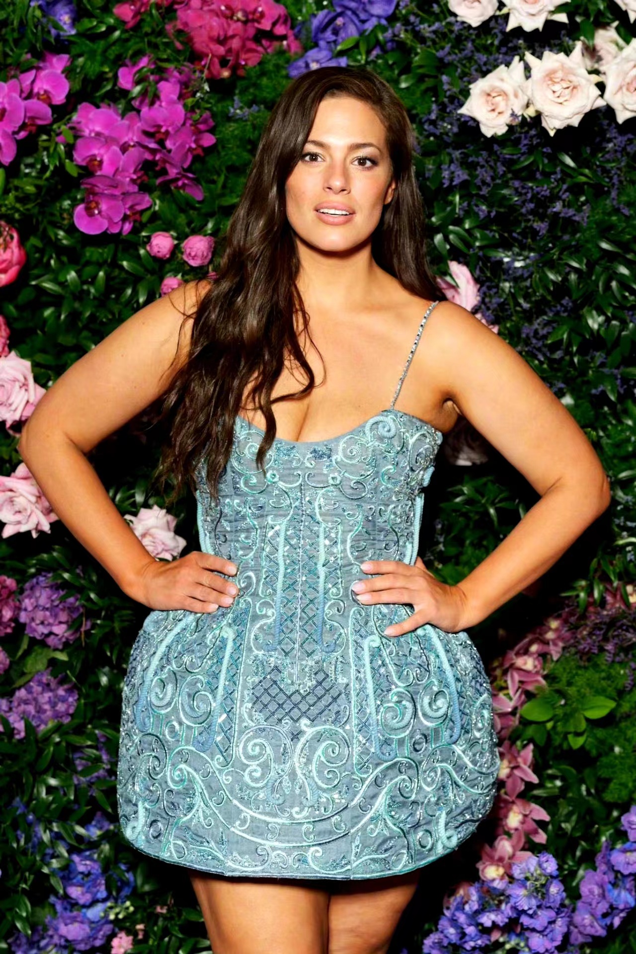 180斤大码超模靠针灸拔火罐美容!穿吊带身材火辣,自信到骨子里