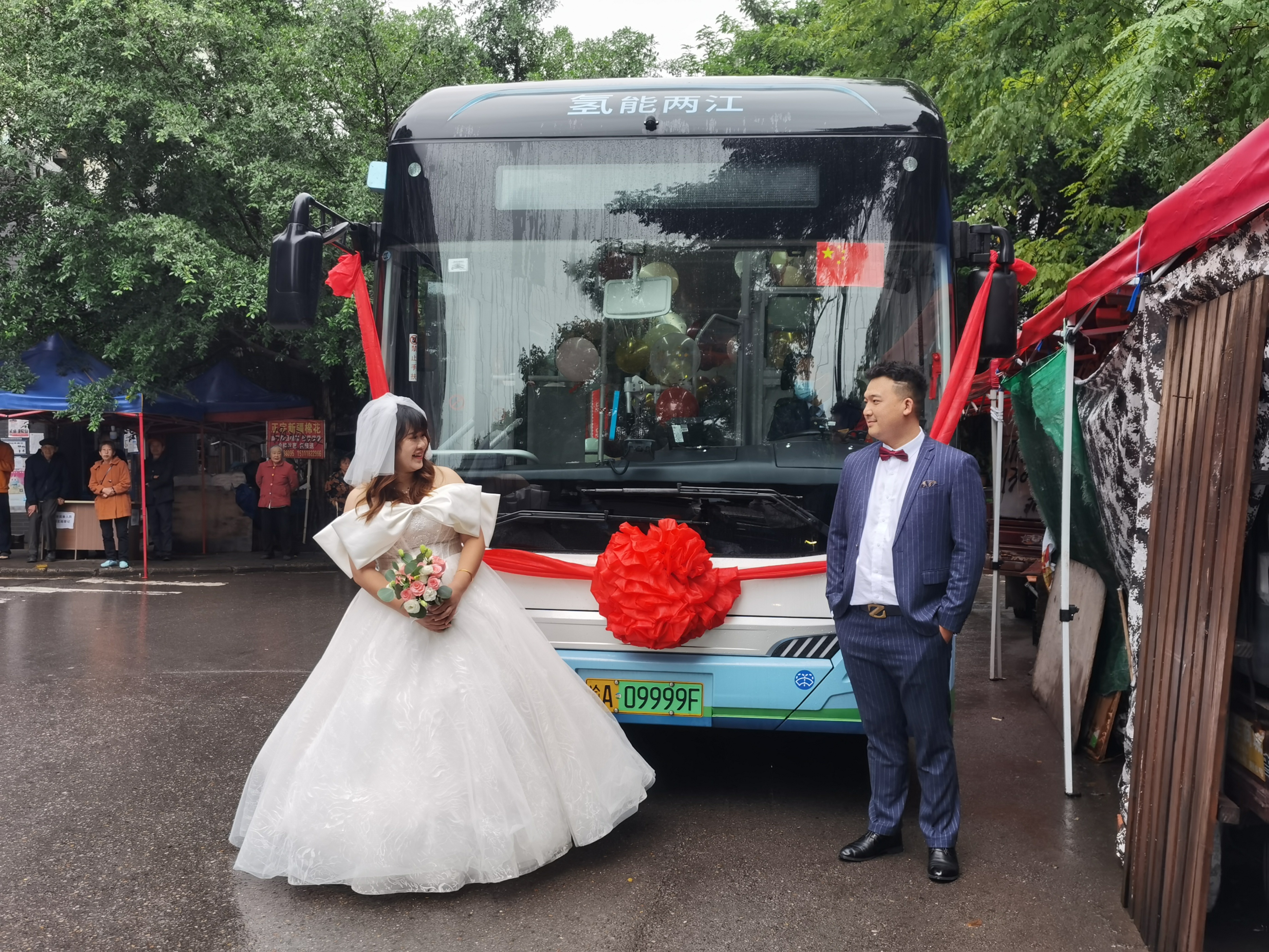 重庆公交车当婚车,别样浪漫婚礼