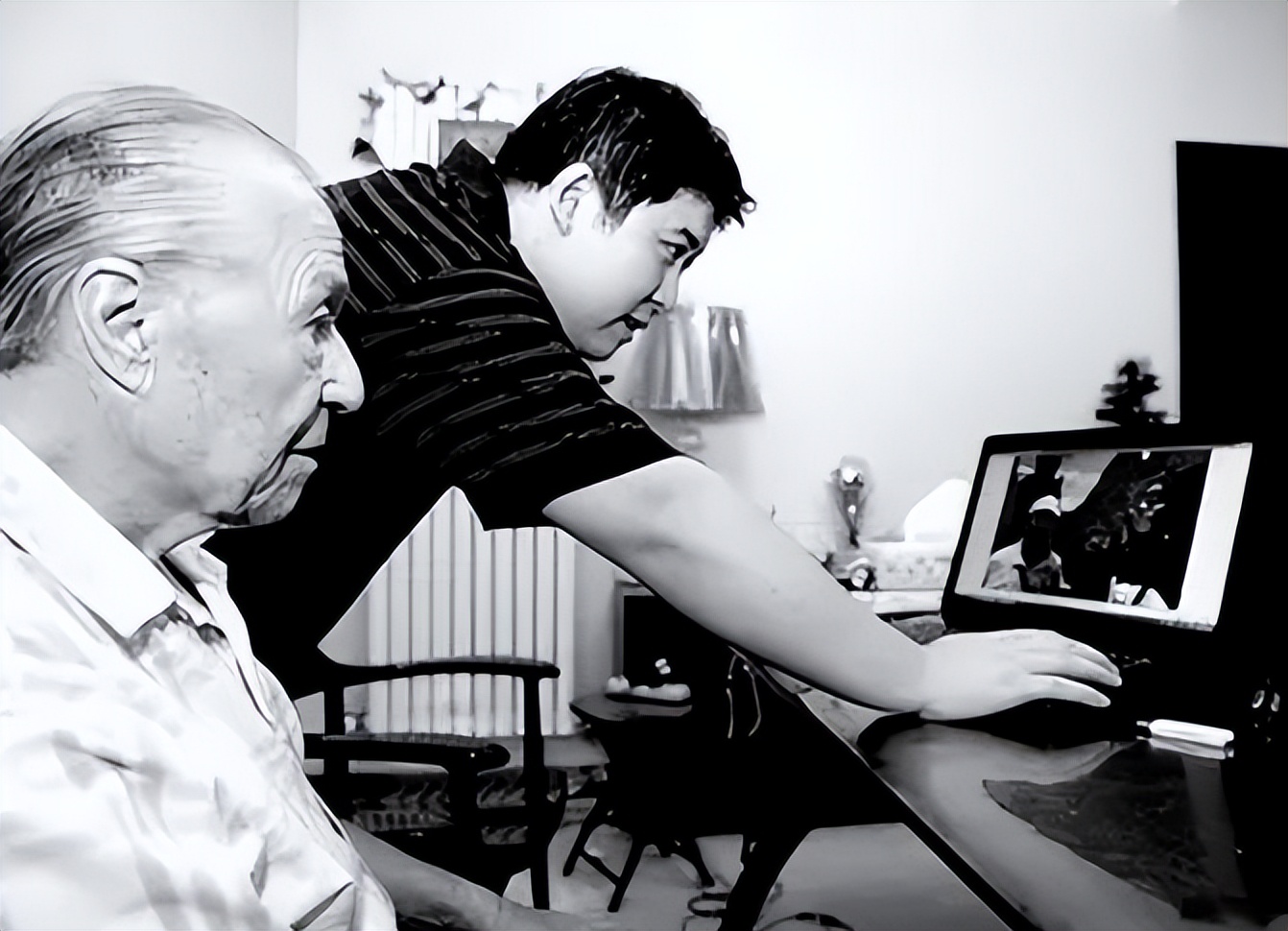 中国小伙为报答英国孤寡房东,中国小伙为瑞士房东养老送终