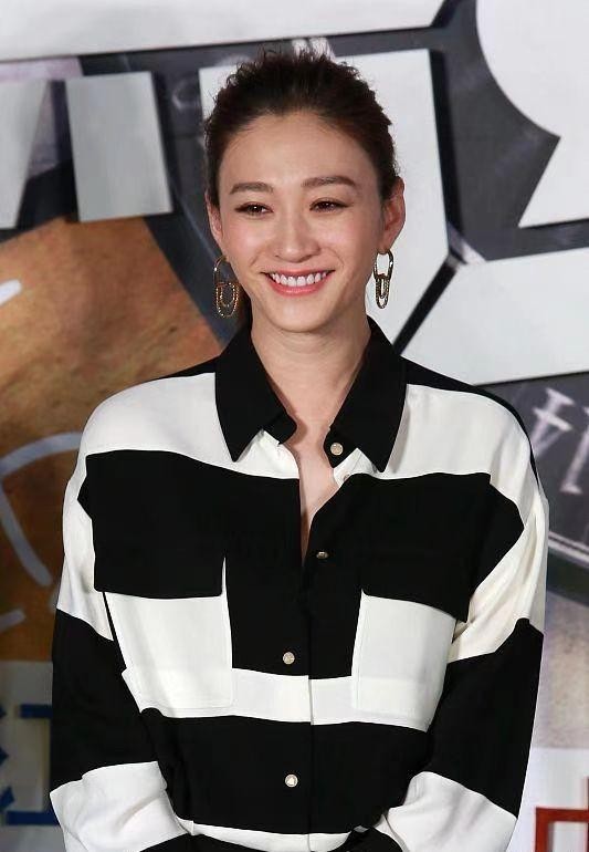 李小冉和蒋雯丽对话,42岁李小冉惊艳亮相