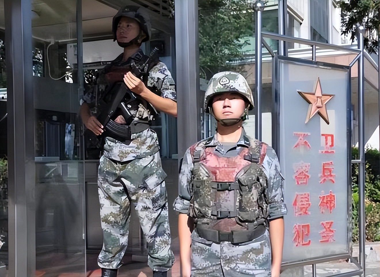 解放军什么级别军官可以佩戴手枪,解放军什么级别会配备手枪