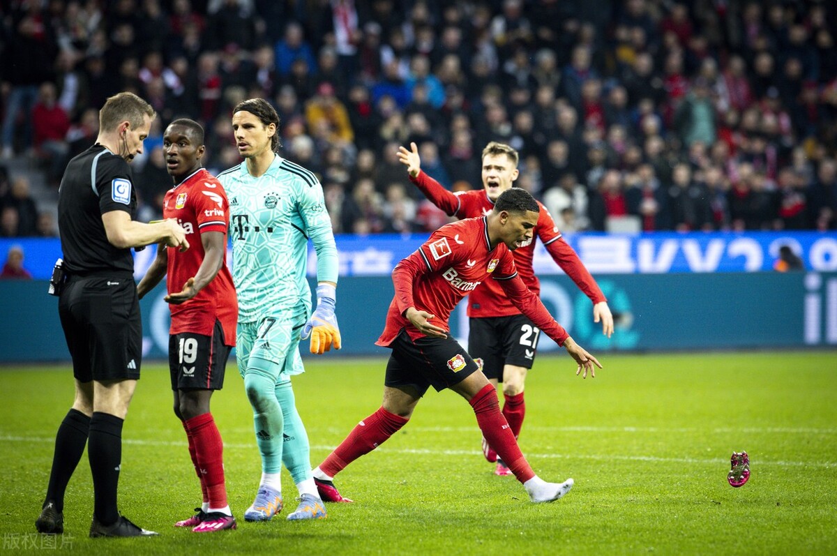 斯蒂尔勒春风拂面，卡瓦纳怒气冲天，德甲英超主裁心情迥异一天！