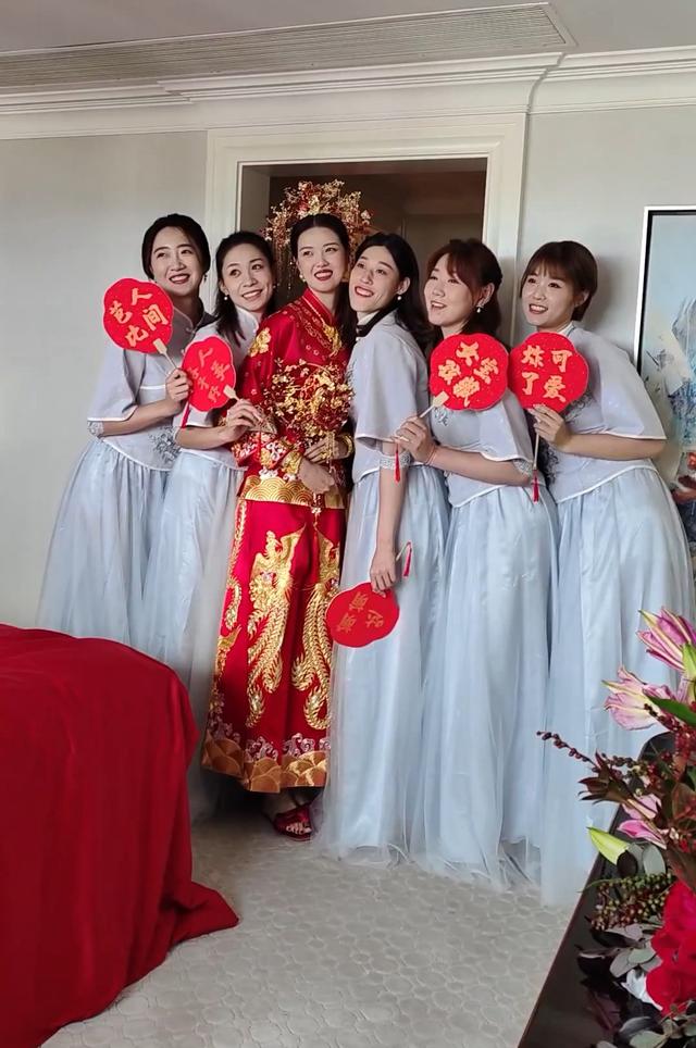 张常宁穿中式婚服亮相,张常宁婚纱礼服
