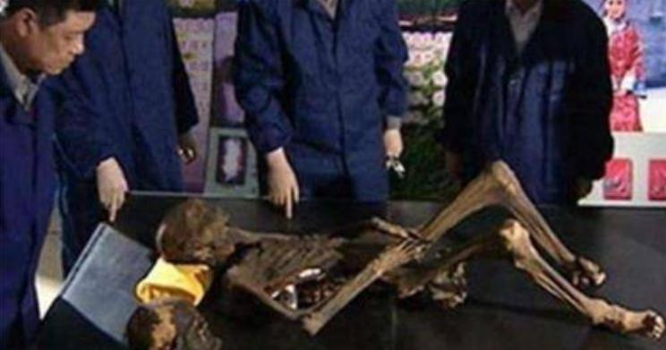 清朝女子因难产昏厥，被误认为已死下葬，300年后开棺景象凄惨