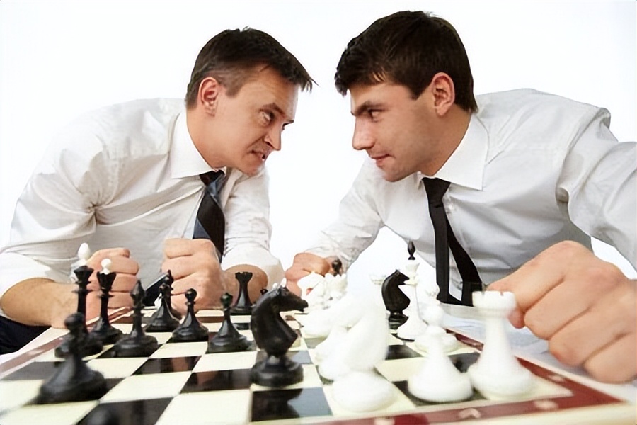 广东男人，逆袭成香港富豪，花10亿买飞机，如今妻子成接班人