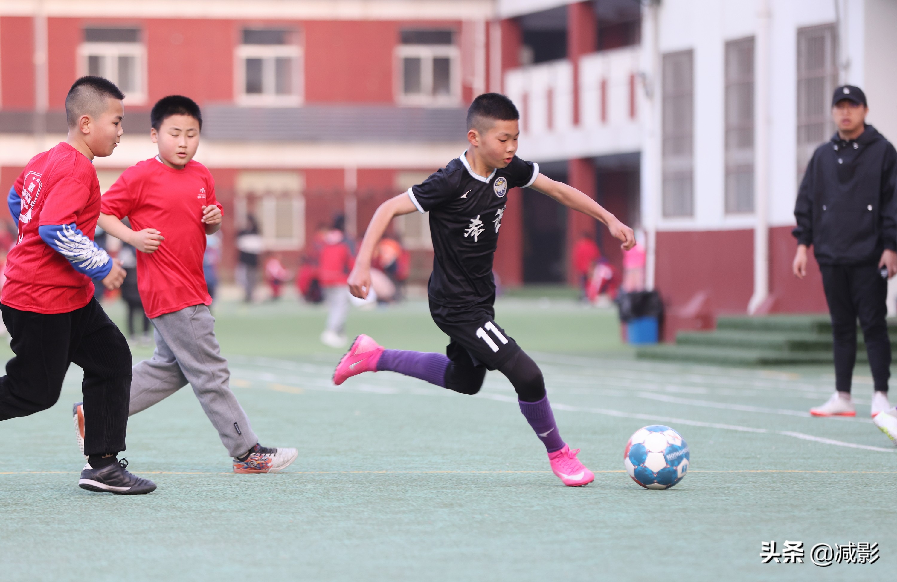 校园里的足球小将,足球场上的小小少年