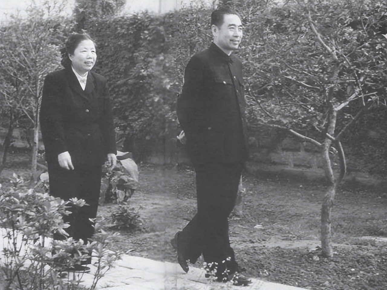 周总理去世前不断望向门口，护士疑问，后来才知他在等妻子*颖超邓**