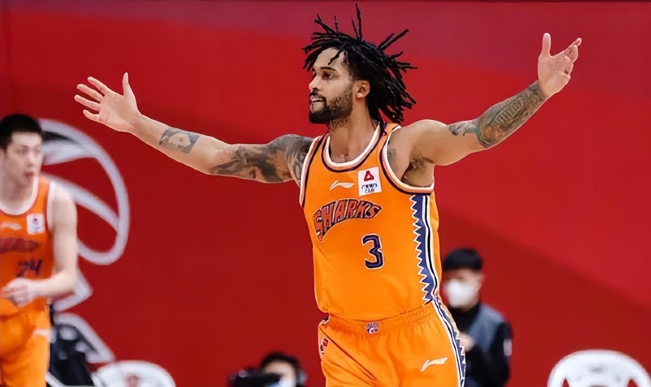 0分20助攻0板,齐麟拿球被夹正确判罚