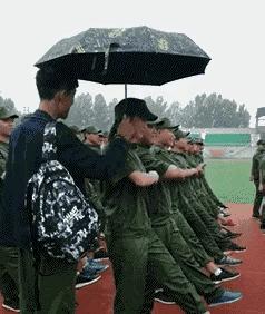 “老鼠贴粘到的，吃了不会犯法吧？”网友：争取死缓吧！哈哈哈