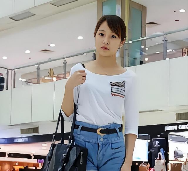 情义千斤不敌胸脯四两的意思,情义千斤不敌胸脯二两