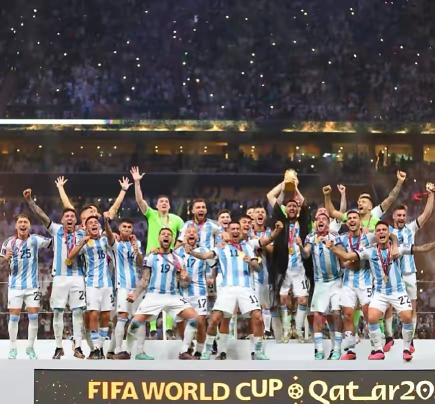 梅西穿的黑纱是不是送劳塔罗了,梅西捧杯黑袍去哪了