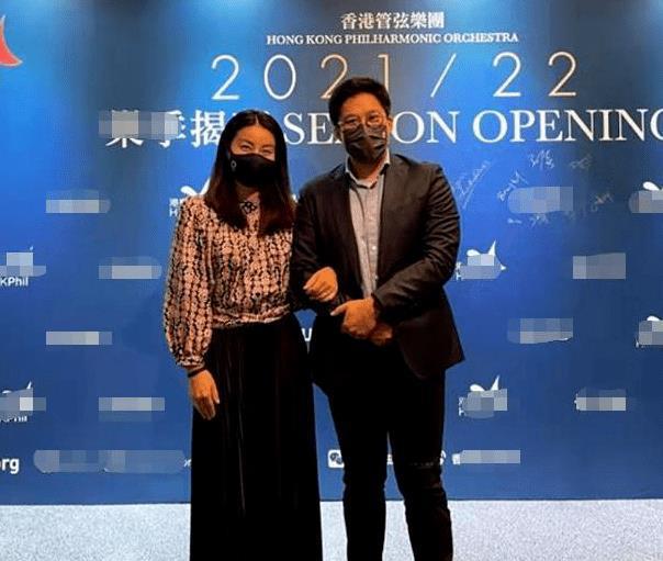 巩俐穿大花裙的身材,巩俐郭晶晶同框谁更显品味