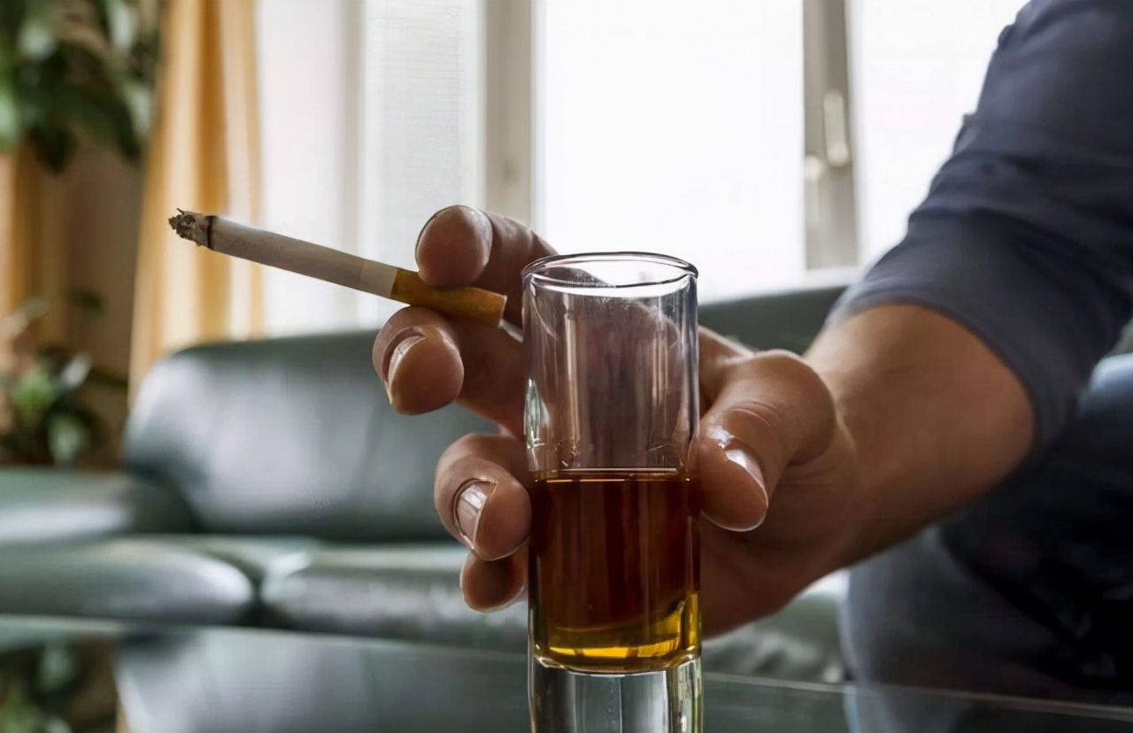 男子突然晕倒到医院检查心跳,男子喝酒腹痛急诊