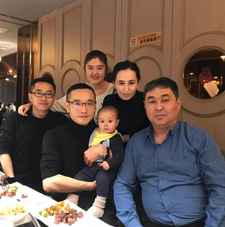 哈萨克斯坦美女爱上中国小伙，在恋爱中抓住跨国商机，他们赚大了