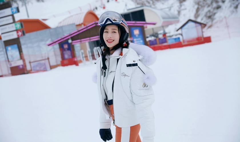 张钧甯滑雪惨跌大呼：让我原地睡一下吧！「紧身滑雪装」超时髦