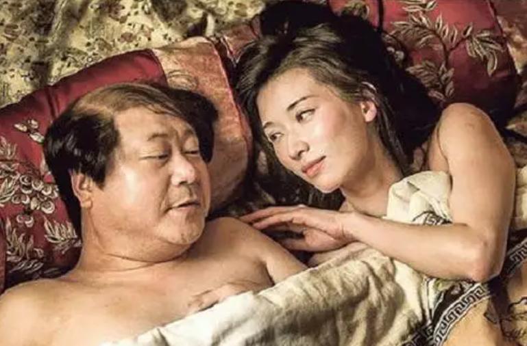 借拍戏之名，袭胸、摸腿、扯内衣，这些“咸猪手”，该管管了