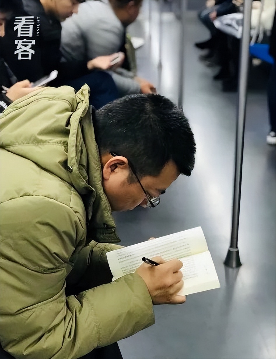 北京通勤路上，她用镜头记录2000个捧着书的人