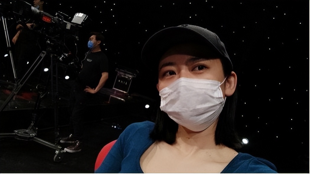 我央视导演，业余开滴滴、网店，做很多副业，一有时间就想着赚钱