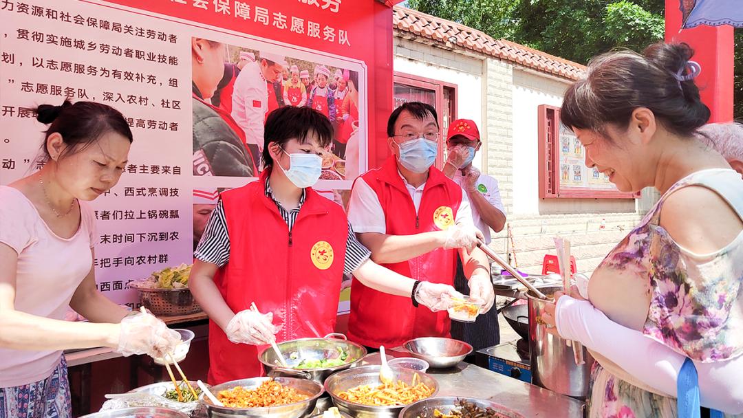 现场制作柳州螺蛳粉~跟着人社君看看这场志愿服务活动