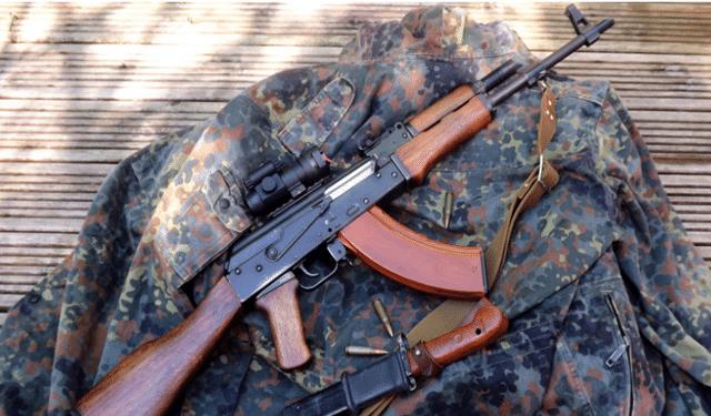 中枪还想跑？AK47真正威力令人恐惧，影视剧完全是在轻视它